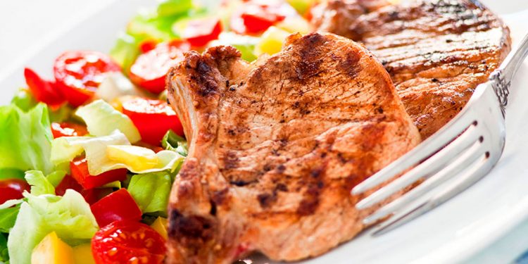 chuleta de cerdo con ensalada receta paleo
